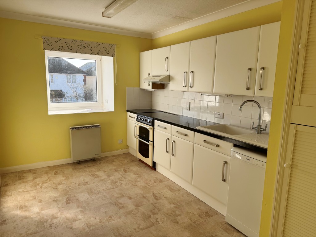 Lot: 174 - TWO-BEDROOM FLAT FOR OVER 55 YEAR OLDS - ALLOCATED PARKING SPACE - A View of the Kitchen